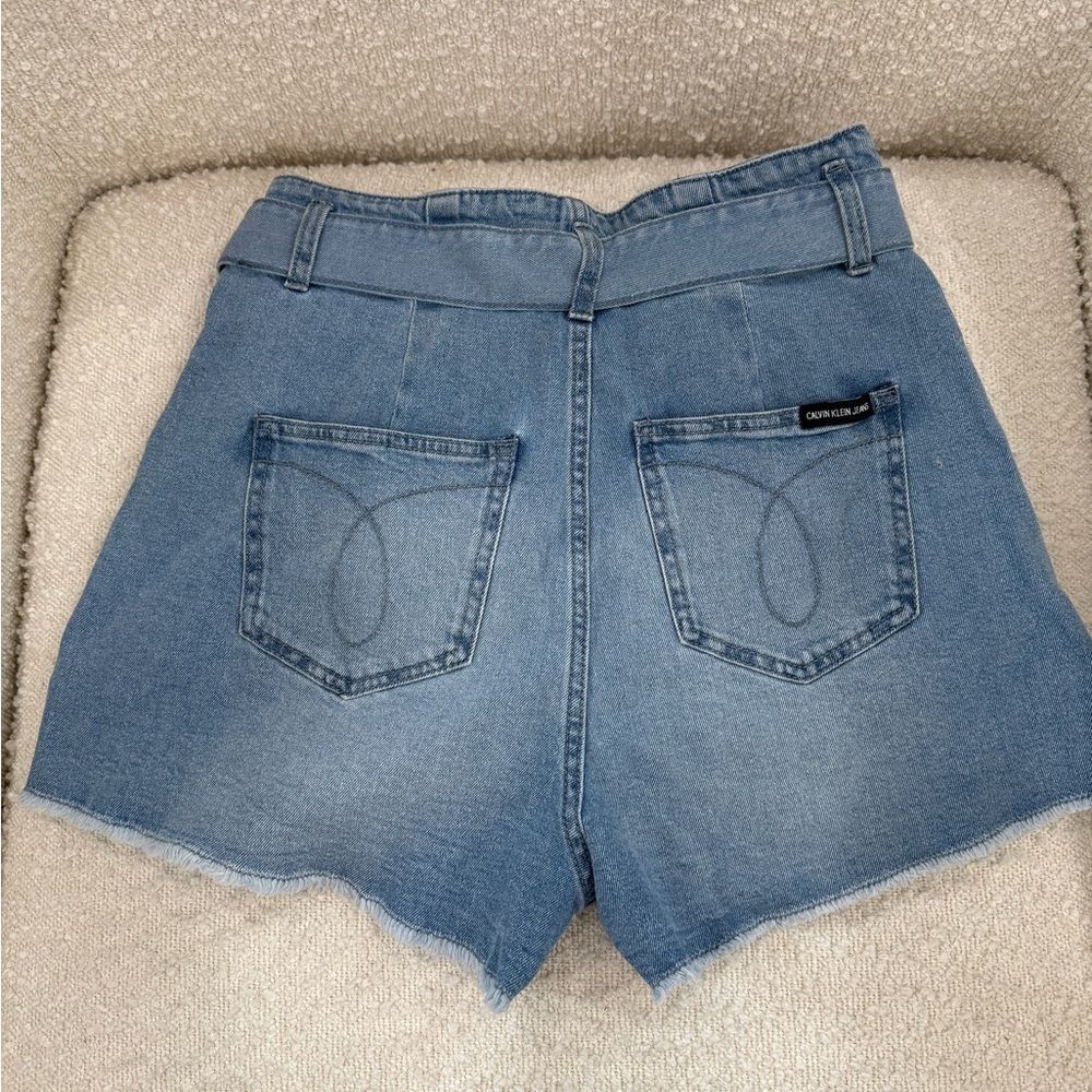 NWT Calvin Klein Jeans Women's Hi Rise Self Belted W/Raw Hem Short - Picture 2 of 6